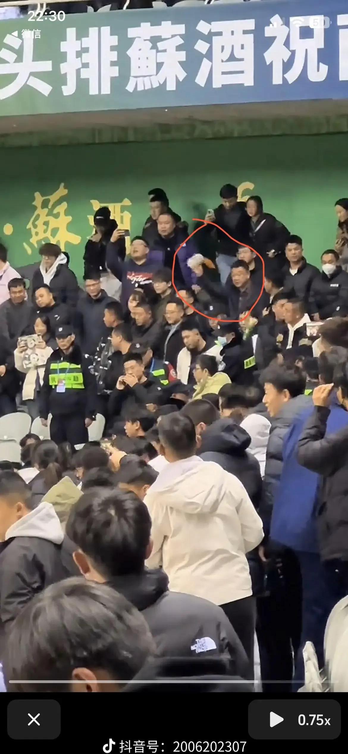 球迷看球名场面:太疯了! 球迷看球名场面:太疯了!