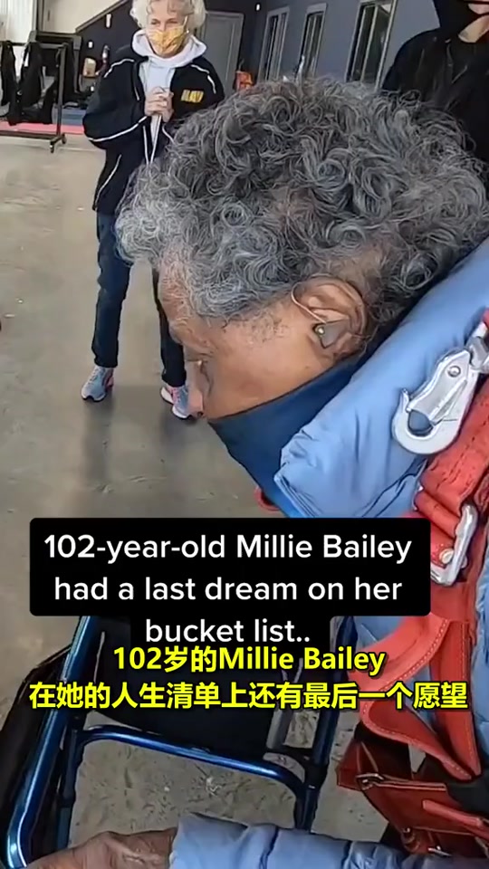 九游娱乐体育-纪录：94岁老人完成跳伞庆生