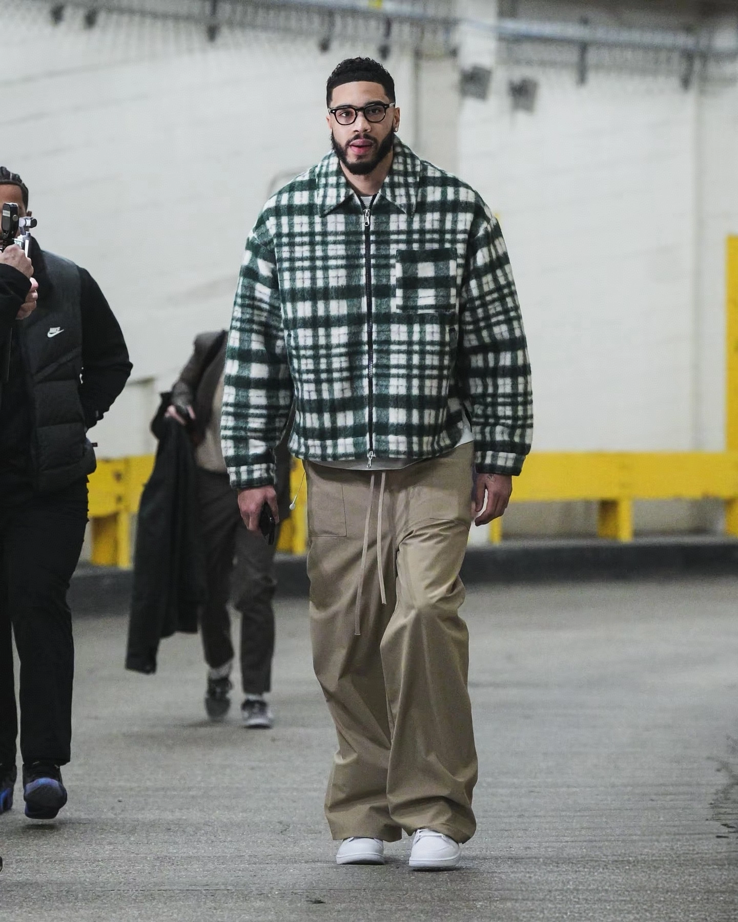 九游体育登录-关于球员穿搭大比拼：谁是最会穿的男孩？的信息