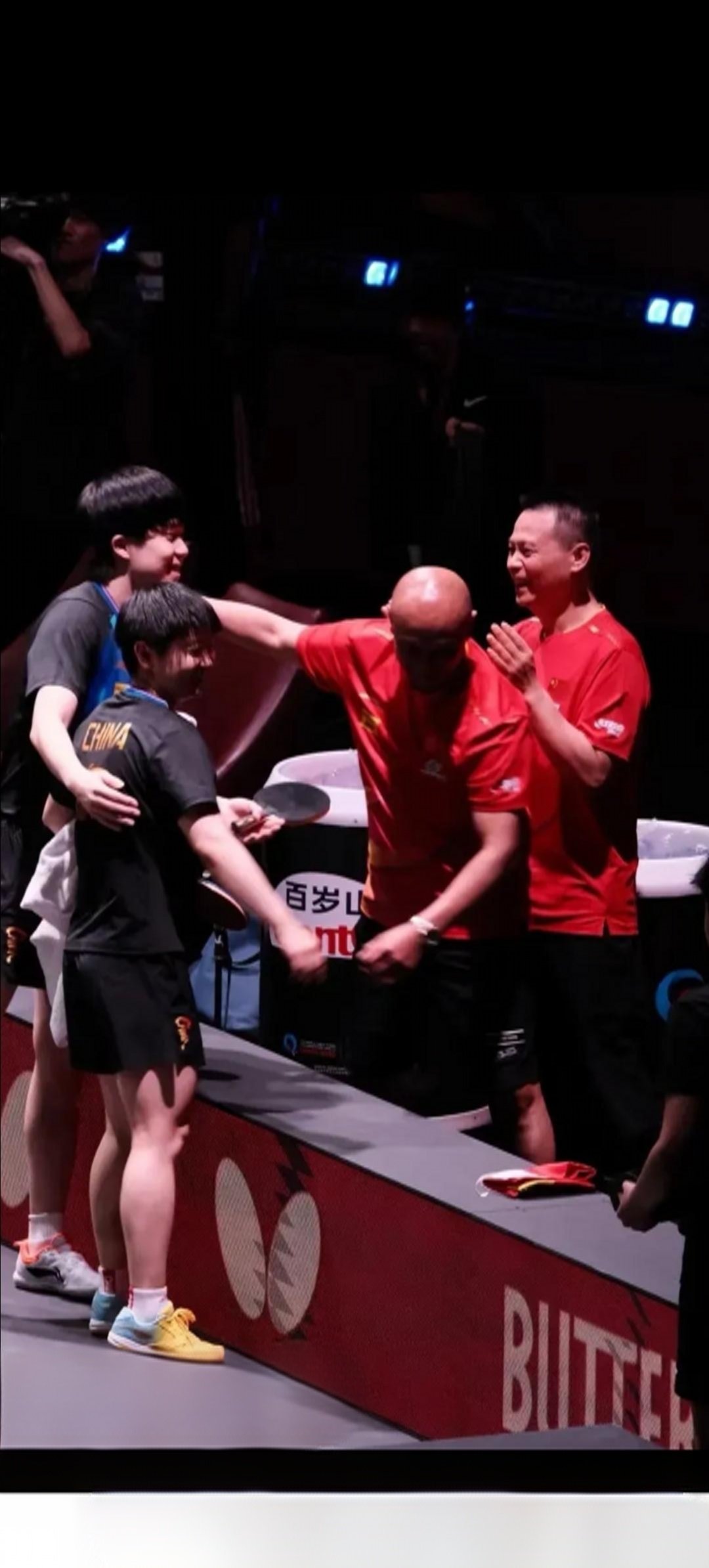 九游体育app-“网球双打比赛：伙伴间的默契与配合至关重要！”