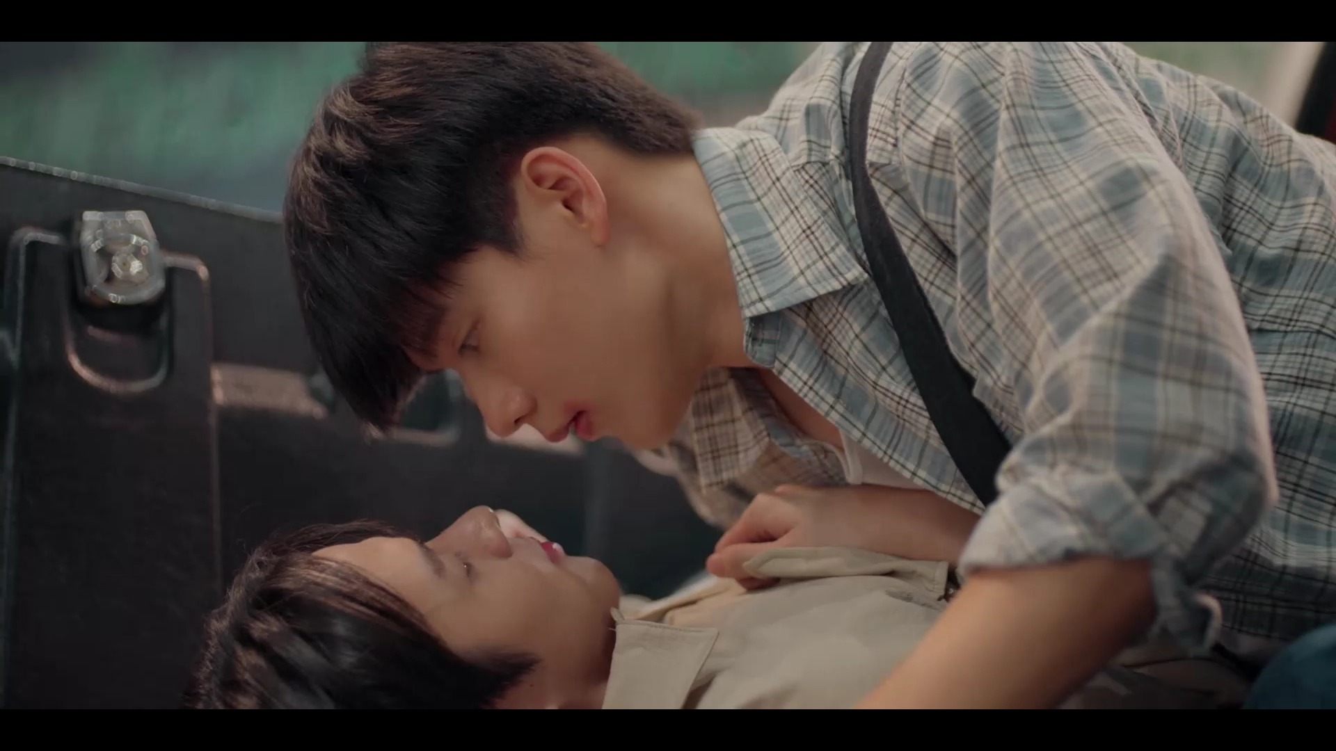 《电竞情侣的甜蜜与挑战》