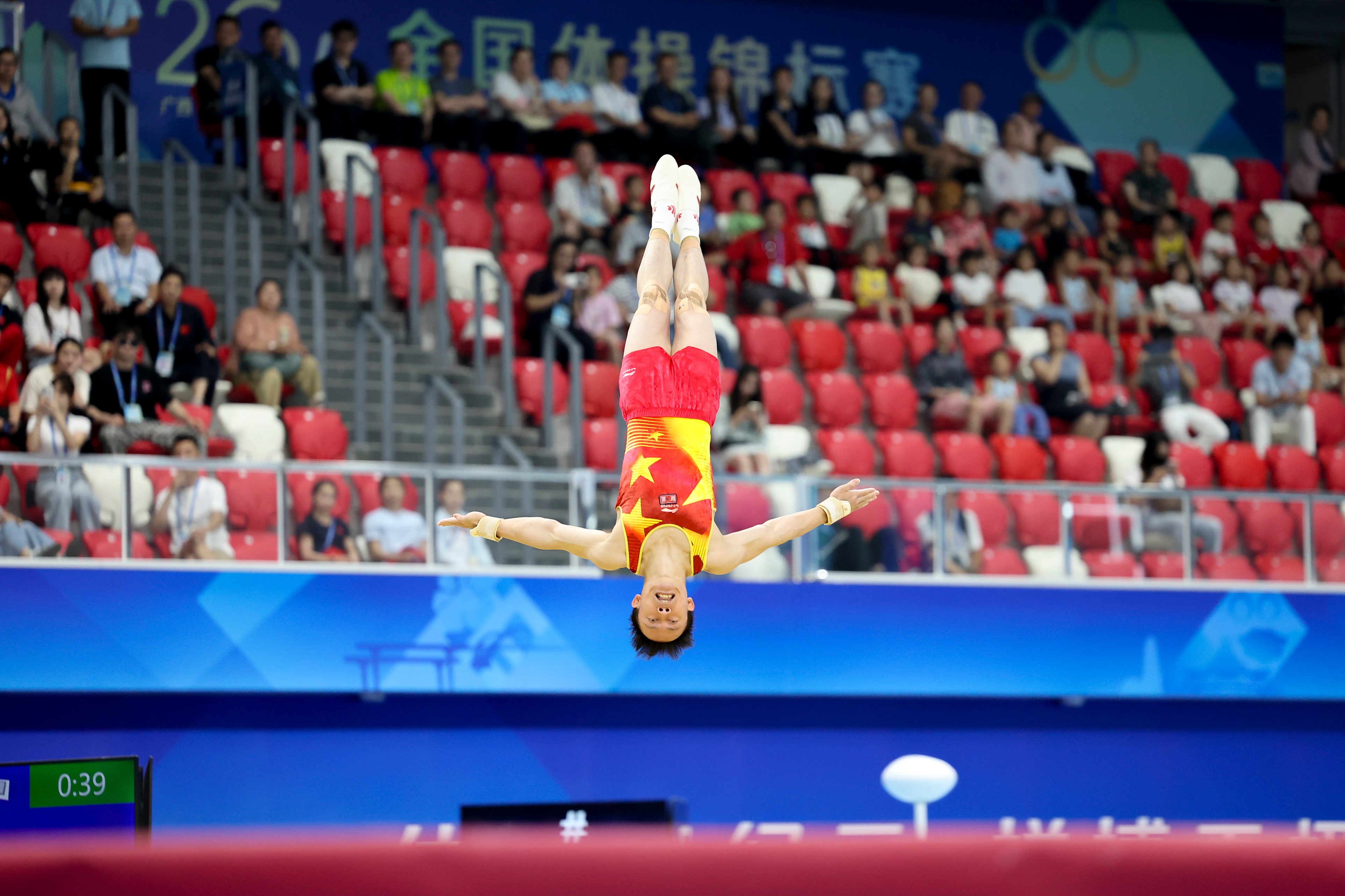 九游体育下载-“体操选手挑战自我，追逐完美表现！”