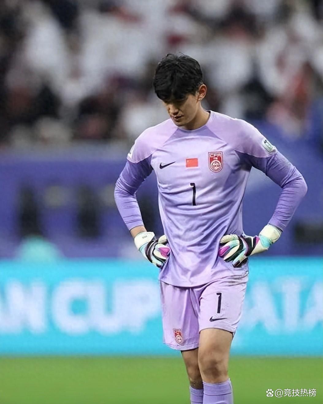 九游体育下载-国足门将颜骏凌神扑救主，零封对手
