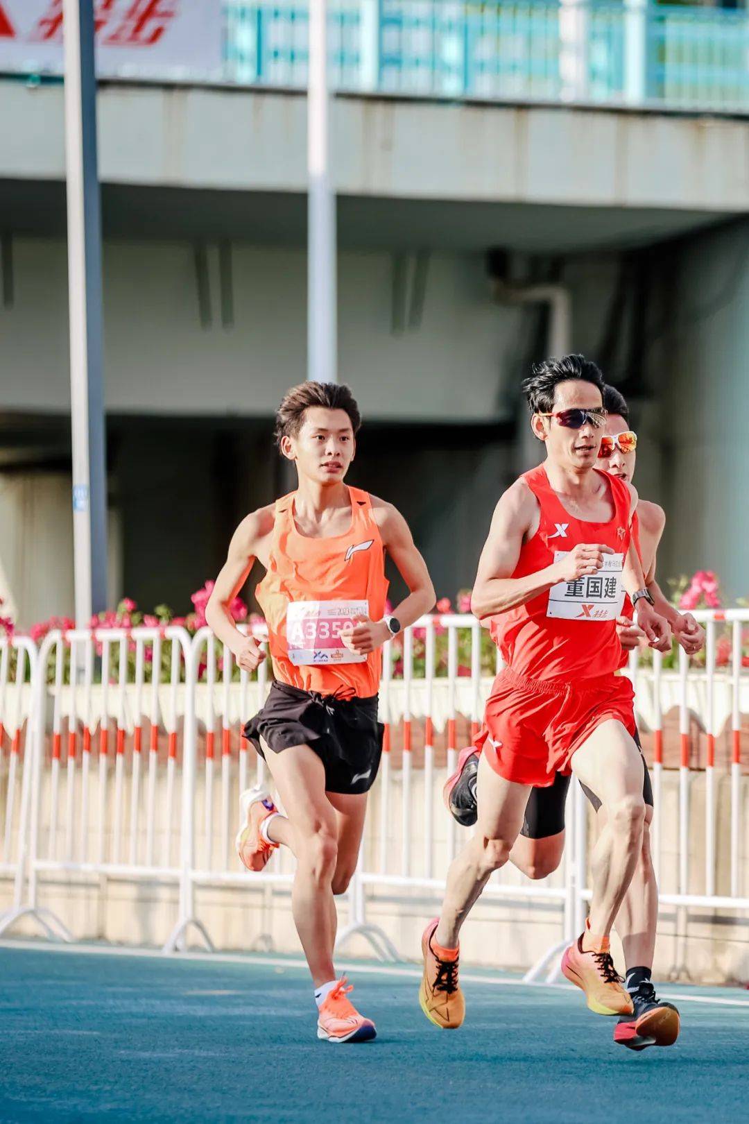 九游娱乐体育-包含奇闻：马拉松选手途中救火仍完赛的词条